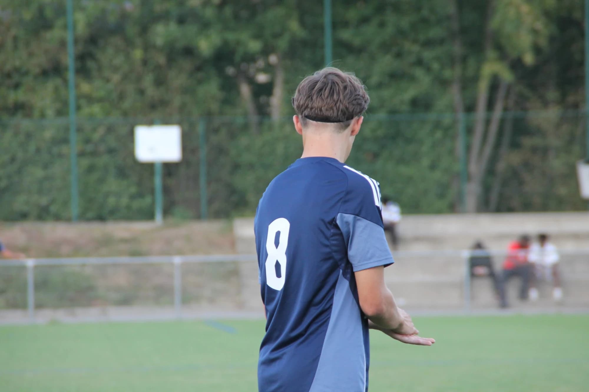 Un joueur de l'OC Eybens (n°8) sur le terrain, pendant un match.